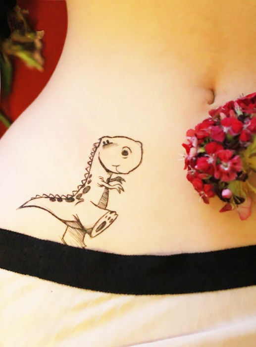 女性腹部小恐龙刺青