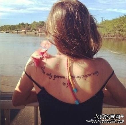 纹身520图库推荐一幅女人肩部字母纹身图片