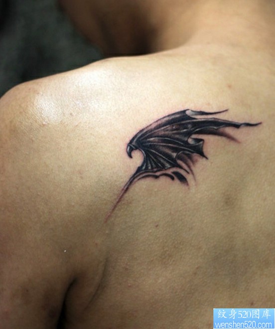 一幅背部恶魔翅膀纹身图片由纹身520图库推荐