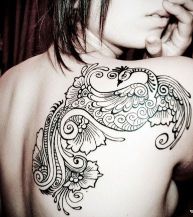 一组女性背部凤凰飞翔的纹身图案