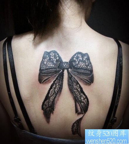 一幅女人肩部蝴蝶结文身图片由纹身520图库推荐