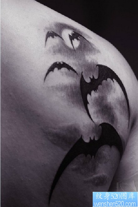 一幅图腾蝙蝠文身图片由纹身520图库分享