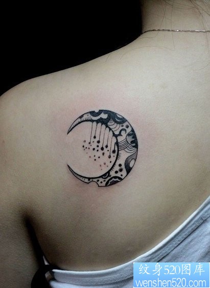 一幅女人肩部月亮文身图片由纹身520图库推荐