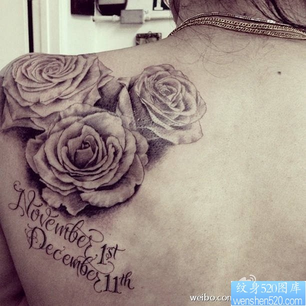 一幅女人肩部玫瑰花字母纹身图片由纹身520图库推荐
