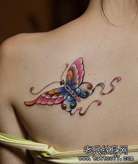 一幅女人肩部彩色蝴蝶纹身图片由纹身520图库推荐