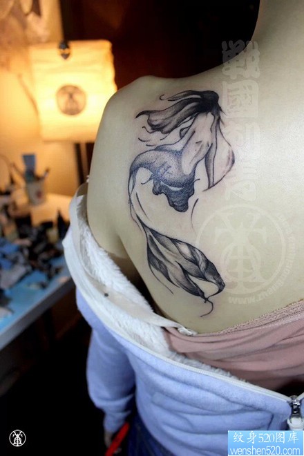 一幅适合女人肩部纹身图片由纹身520图库推荐