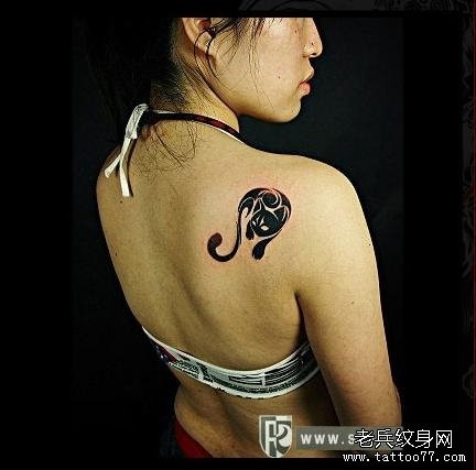 女人肩部猫图腾纹身图片