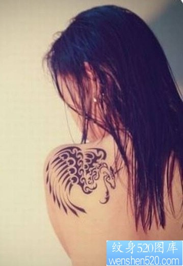 纹身520图库推荐一幅女人肩部翅膀纹身图片