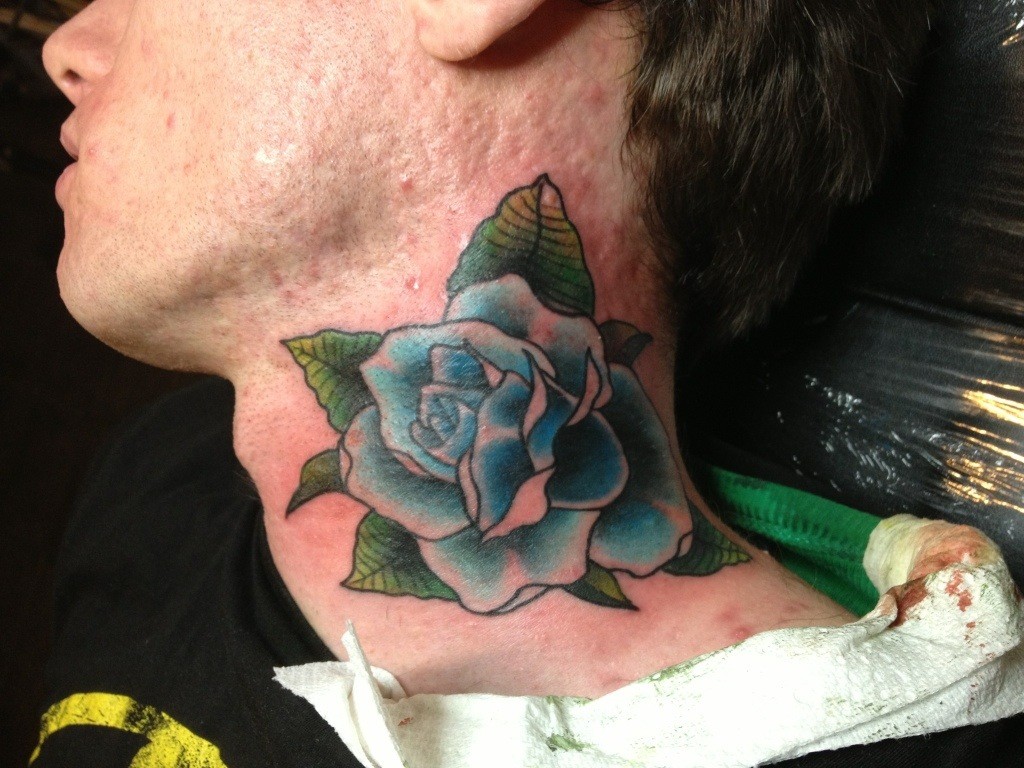男士颈部漂亮的蓝色花朵纹身