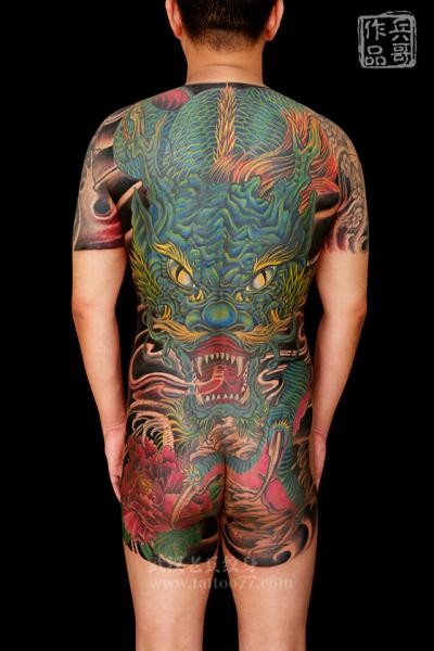 纹身520图库推荐一组满背神话里面的吉祥物，龙的纹身图案