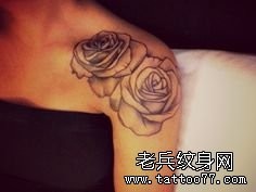 一幅肩部玫瑰花纹身图片由纹身520图库推荐