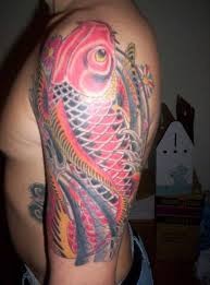 男生手臂一条鲤鱼纹身