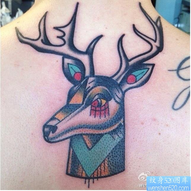 一幅女人肩背彩色school鹿头纹身图片由纹身520图库推荐