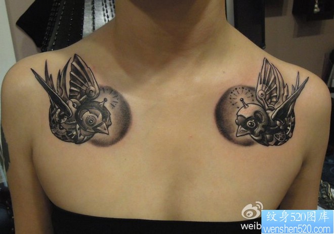 一幅女人肩背对称燕子纹身图片由纹身520图库推荐