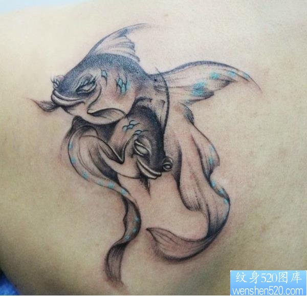 一幅女人肩背小金鱼纹身图片由纹身520图库推荐