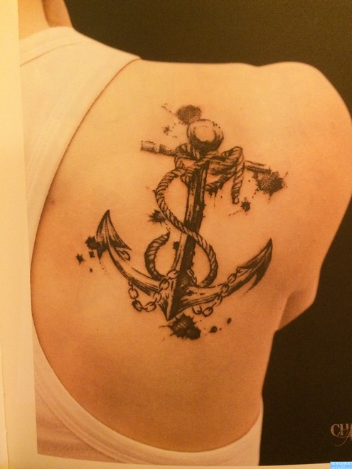 一幅肩部船锚纹身图片由纹身520图库推荐