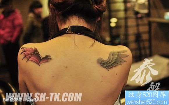 女人肩部红色恶魔翅膀黑色天使翅膀纹身图片
