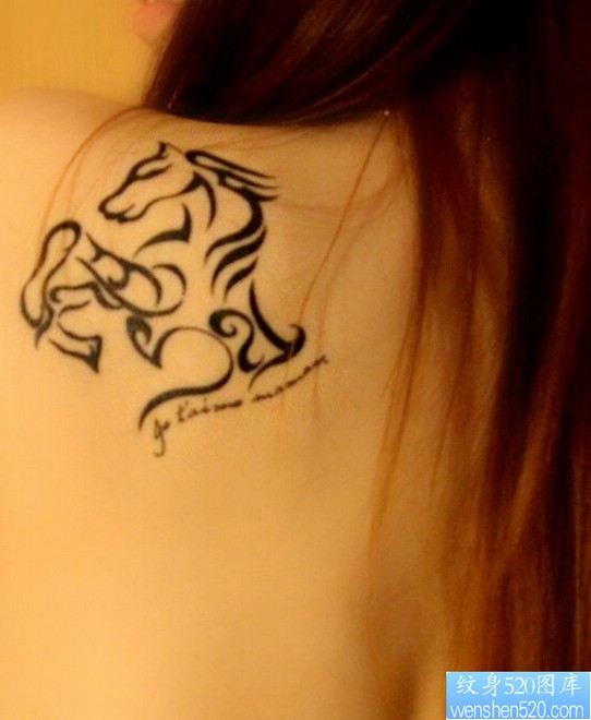一幅女人肩背图腾马纹身图片由纹身520图库推荐