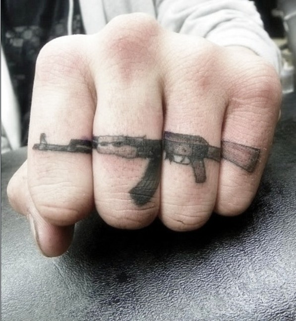 男人手指独特黑白布枪创意刺青