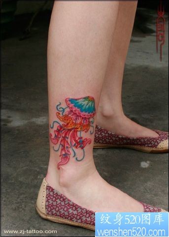 腿部纹身图片：经典美女腿部绚丽的水母纹身图片作品
