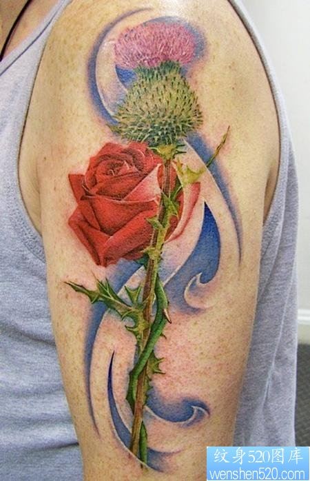 手臂红色玫瑰纹身图片作品