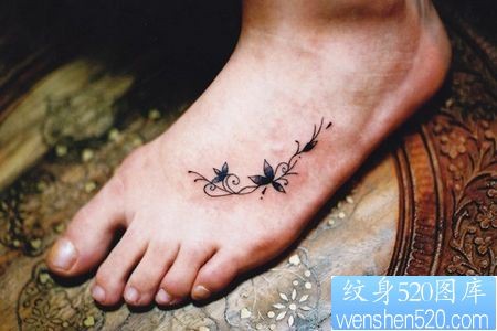 脚部花卉藤蔓纹身图片