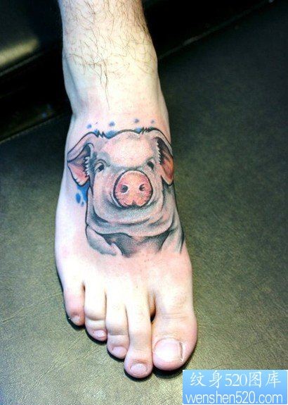 脚部纹身图片：脚部可爱的小猪纹身图片作品