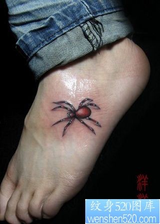 美女脚部彩色蜘蛛纹身图片