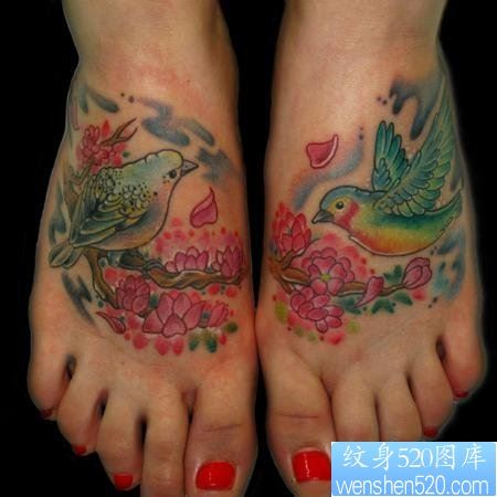脚部彩色小鸟花卉纹身图片