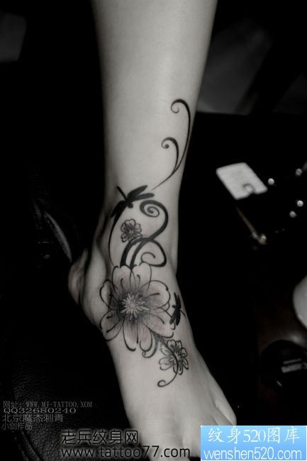 美女脚部唯美的花卉蜻蜓纹身图片