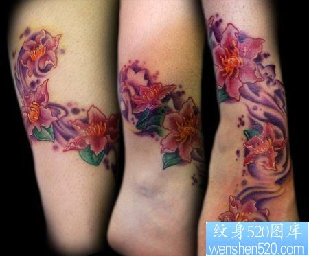 美女脚部彩色花卉纹身图片