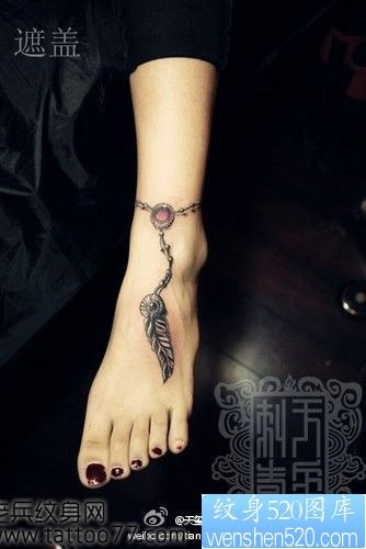美女脚部流行经典的羽毛脚链纹身图片