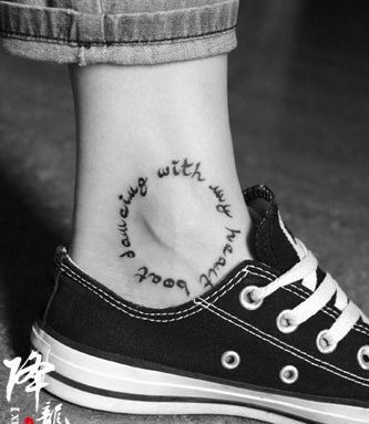 脚踝流行潮流的字母纹身图片