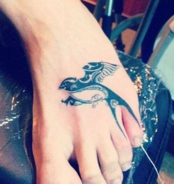 一幅脚部图腾燕子纹身图片