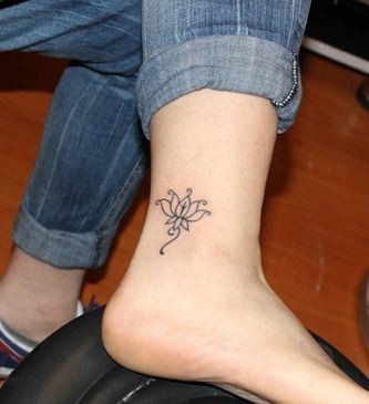 女孩子脚踝简洁好看的莲花纹身图片