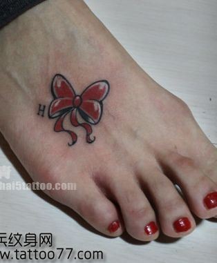 美女脚部潮流的蝴蝶结纹身图片