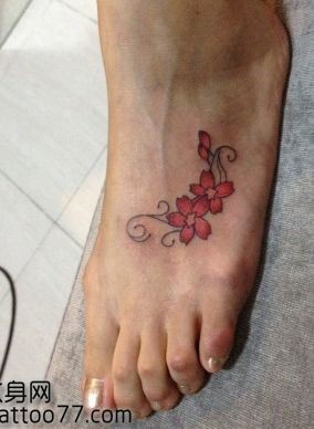 美女脚部好看的樱花纹身图片