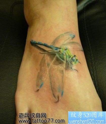 唯美的脚部蜻蜓纹身图片