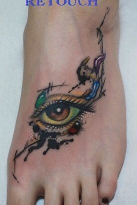 一幅女孩子脚部眼睛纹身图片