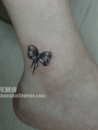 女孩子脚部小巧的蝴蝶结纹身图片
