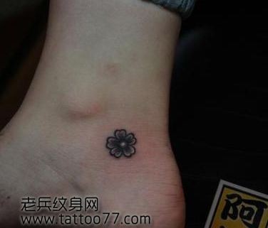 美女脚部小巧的樱花纹身图片