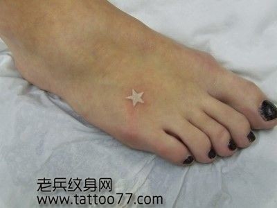 脚部白色五角星纹身图片