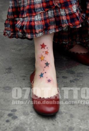 女孩子脚部彩色五角星纹身图片