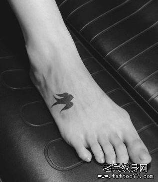 一幅脚背图腾小燕子纹身图片