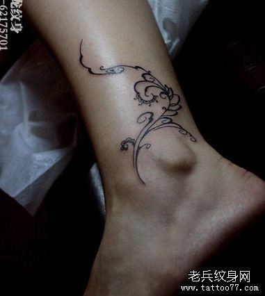 女人脚踝处精美的图腾藤蔓纹身图片