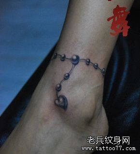 女人脚腕处一幅爱心脚链纹身图片