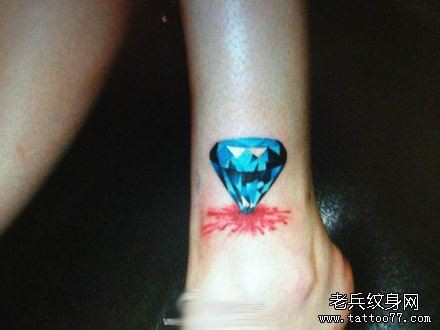 女孩子脚腕处彩色钻石纹身图片