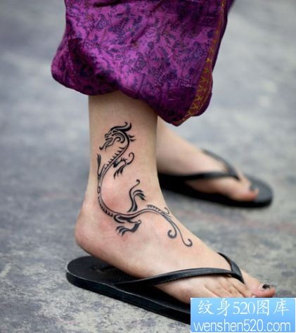 女孩子脚踝处精美的图腾龙纹身图片