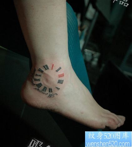 女孩子脚踝处钟表数字纹身图片