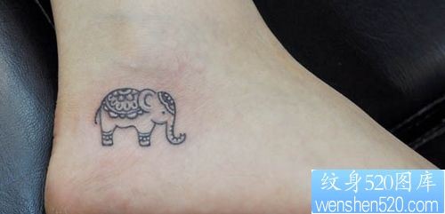 女孩子脚部可爱的小象纹身图片